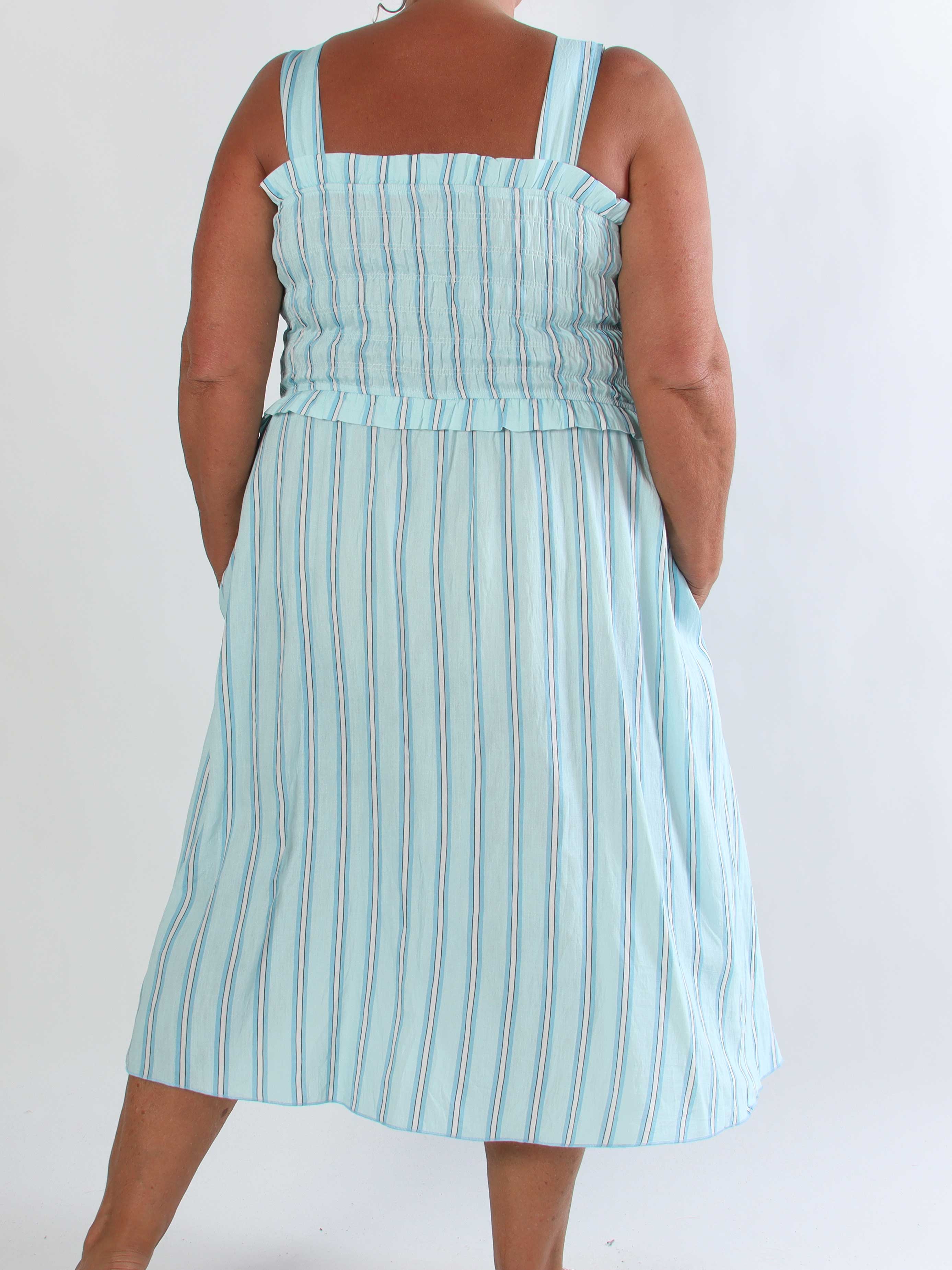 Marisol Stripe - Stribet plus size sommerkjole i viskose med smock henover brystet